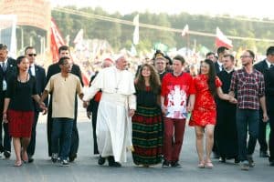 El Papa Francisco camina con jóvenes durante una vigilia de la Jornada Mundial de la Juventud en Polonia, 2016.
