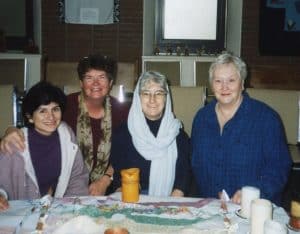 Ex-misioneras laicas Maryknoll María Aguirre. (izq.), Sharon Raynor y Eileen Chaleton, junto con Mary D’Arcy. (Maryknoll Mission Archives/Nueva York)