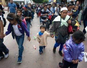 La Travesía de Inmigrantes y sus Hijos: Inmigrantes de Centroamérica van en caravana camino a la frontera de México y Estados Unidos en Tijuana, donde pidieron asilo.