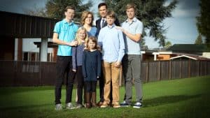 Pareja estadounidense responde llamada al servicio en el extranjero