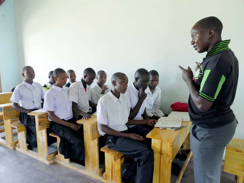 Niños watatulu estudian con el maestro Joseph William en Bukundi. (Sean Sprague/Tanzania)