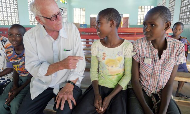 Misionero apoya a personas Watatulu en Tanzania