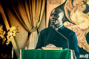 El seminarista de Maryknoll, John Siyumbu, nacido en Kenya, da una reflexión pastoral en la parroquia San Pío X en Cochabamba, Bolivia. (Sergio Salinas/Bolivia)
