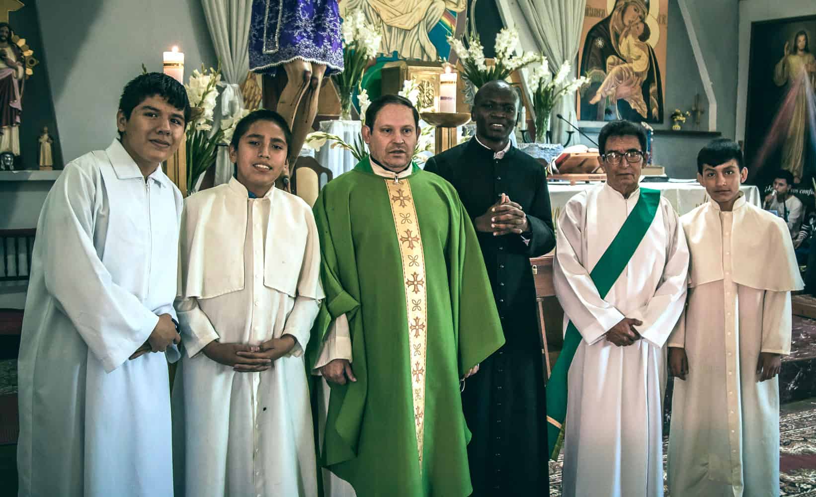 Seminarista de Maryknoll Siyumbu, el Padre Lázaro Torrico y servidores del altar de la Parroquia Pío X en Cochabamba. (Carlos Salinas/Bolivia)