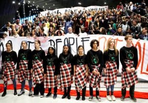Jóvenes y otros miembros de la sociedad civil protestan los pobres resultados de COP24