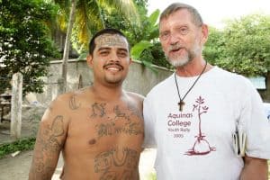 Caravana El difunto Padre Thomas Goekler con Henry, quien fue asesinado por miembros de su ex pandilla en Honduras. (Sean Sprague/Honduras)
