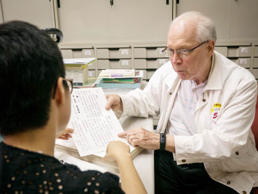 El Padre Maryknoll Kurt Anderson trabaja en un centro lingüístico que ayuda a misioneros a navegar los idiomas de Taiwán por medio de traducciones y otros recursos. (Nile Sprague/Taiwán)