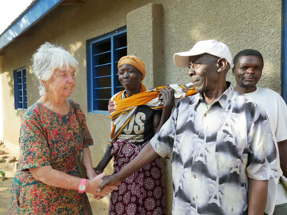 Estudiantes en Tanzania, La Hermana Maryknoll Marion Hughes con estudiantes y profesores de una escuela primaria cerca a Musoma,Tanzania.
