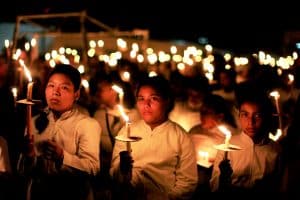 Cartas Marzo-Abril 2019 Niñas sostienen velas durante la celebración de la Pascua en Nahuizalco, El Salvador. (CNS/El Salvador)