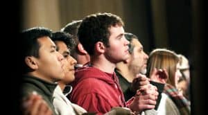 Pertenecemos a Dios: Jóvenes oran durante una “Vigilia por la Vida” en la Basílica del Santuario Nacional de la Inmaculada Concepción. (CNS/Washington, D.C.)