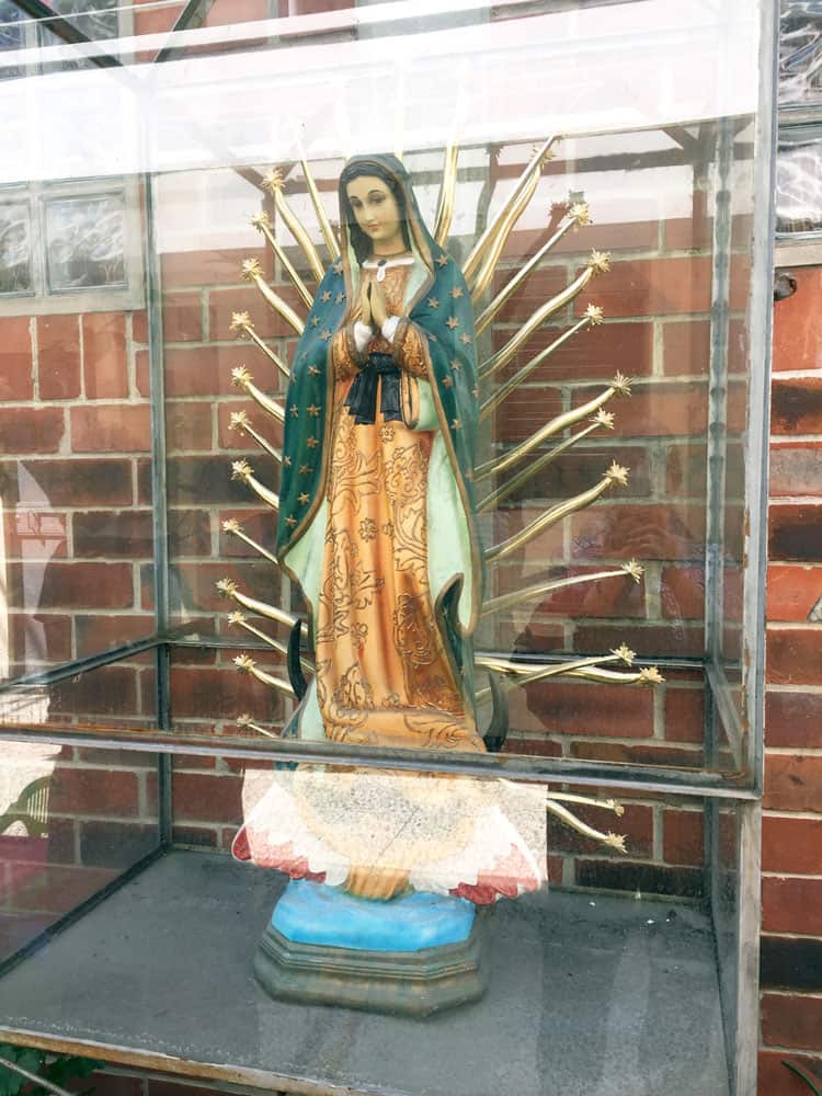 Realidad migrantes Una imagen de Nuestra Señora de Guadalupe en un albergue en Guatemala. (Cortesía de April Goering/Guatemala)