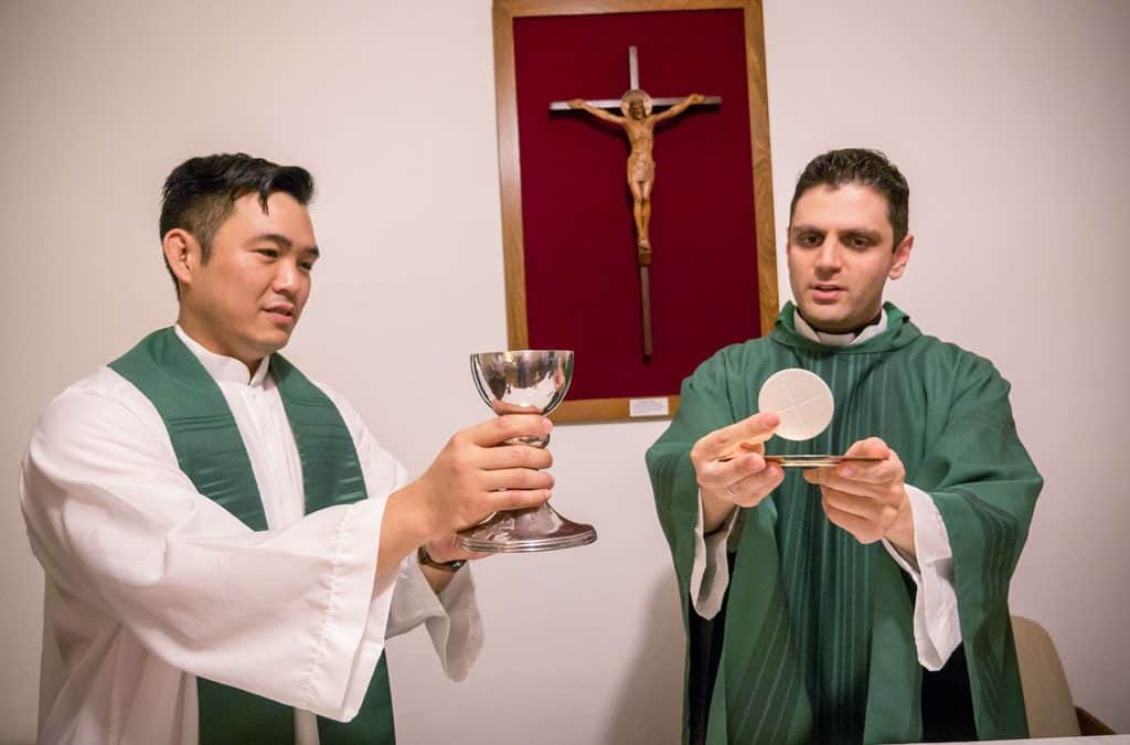 Nuevos Sacerdotes Dan sus Primeros Pasos Misioneros en Hong Kong