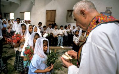 Sacerdote Maryknoll sirve en comunidades indígenas de Guatemala
