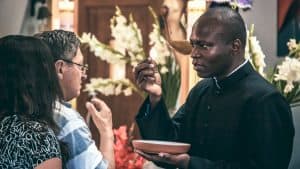 Del Director marzo Abril 2019 El seminarista de Maryknoll John Siyumbu, nacido en Kenya, en la parroquia San Pío X en Cochabamba, Bolivia. (Sergio Salinas/Bolivia)