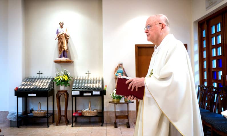 El Padre John Cuff Celebra 50 Años en Misión