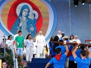 JMJ Panama: El Papa Francisco observa a peregrinos cargando la cruz durante el Via Crucis de la Jornada Mundial de la Juventud 2019, que tuvo lugar del 22 al 27 de enero en Panamá. (CNS/Panamá)