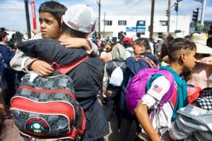 Hermana en la frontera ve el rostro de Dios en los refugiados: un niño es cargado entre migrantes centroamericanos caminando hacia la frontera de México y Estados Unidos para buscar asilo (CNS/México)