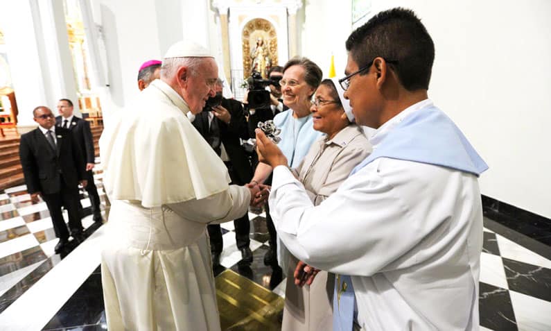 Hermana Maryknoll Conoce al Papa Francisco en Panamá