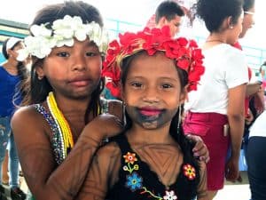 Panameños de comunidades indígenas en Darién muestran trajes típicos antes de una Misa antes del inicio de la JMJ con el Papa Francisco en Panamá