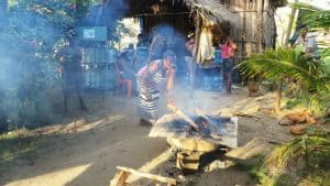 Alma Garifuna: Mujer garífuna prepara pan de coco para visitantes en Tela, Honduras. (CNS/Honduras)