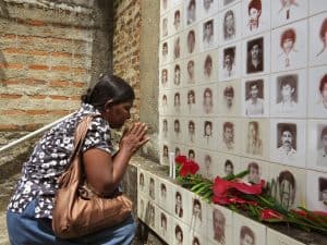 Hermana Zaborowski es parte de equipo que lucha por derechos humanos en Asia. en la foto, una mujer le rinde homenaje a los desaparecidos durante la década de 1980 frente al Monumento a los Desaparecidos en Sri Lanka. (Dushiyanthini Kanagasabapathipillai/Sri Lanka)