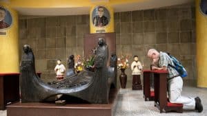 Diáconos de Estados Unidos visitan lugares sagrados en El Salvador: Un feligrés visita la tumba de San Oscar Romero en la Catedral de San Salvador, El Salvador. (Octavio Durán/El Salvador)