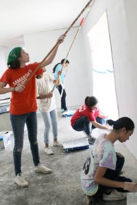 La inspiración misionera de Yvonne Dilling: Grupo de jóvenes de la parroquia St. Brigid en Texas que fueron a Houston para ayudar a dos familias afectadas por el Huracán Harvey. (Nora Ruiz/Texas)