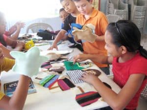 Mes Misionero Extraordinario - LATINOAMÉRICA: Niños hacen manualidades en el Salvador, donde los Paders y Hermanos Maryknoll han servido desde 1960.