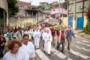 Mes Misionero Extraordinario: LATINOAMÉRICA: Dos padres Maryknoll acompañan una procesión en Perus, Brasil. (Nile Sprague/Brasil)