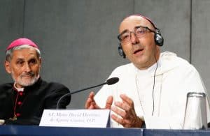 sínodo ecología indígenas: El Obispo David Martínez de Aguirre Guinea, de Puerto Maldonado, Perú, habla en una conferencia de prensa después de la primera sesión del Sínodo de los Obispos para el Amazonas en el Vaticano en octubre de 2019. A la izquierda está el obispo Emmanuel Lafont, quien dirige la Diócesis de Cayena en la Guayana Francesa, que bordea la cuenca del río Amazonas. (CNS-Paul Haring/Vaticano)