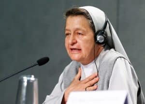 sínodo ecología indígenas: La Hermana Alba Teresa Cediel Castillo, miembro indígena de la Congregación de las Hermanas Misioneras de la Inmaculada María y de Santa Catalina de Siena, habla en una conferencia de prensa después de la primera sesión del Sínodo de los Obispos para el Amazonas en el Vaticano en octubre de 2019. (CNS-Paul Haring/Vaticano)
