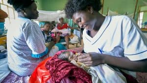 Relatos Noviembre 2019: La enfermera Annet Kojo alimenta a una bebé de pocos días en el Hospital Católico San Daniel Comboni en Wau, Sudán del Sur. (CNS/Sudán del Sur)