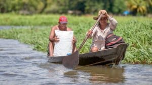 Creación sínodo: Una mujer rema en una canoa en Santarem, una ciudad junto al río Amazonas en el estado de Pará, en el norte de Brasil, en marzo de 2019. (CNS-Paul Jeffrey/Brasil)
