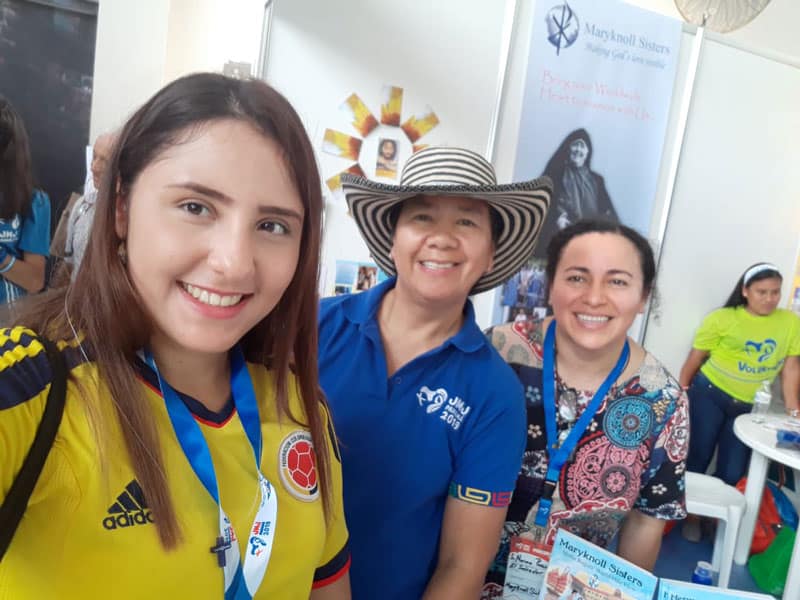 La Hermana Heramil (al centro) y la Hermana Norma Pocasangre saludan a una peregrina de la Jornada Mundial de Panama.