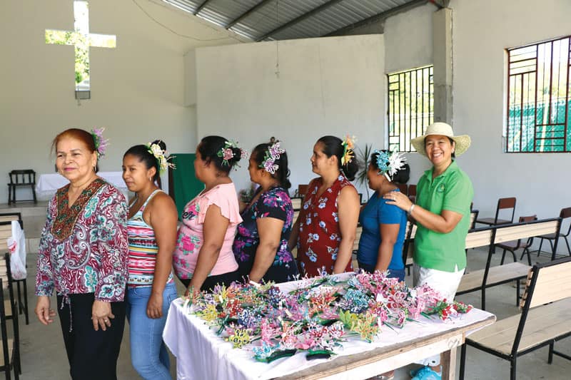 La Hermana Heramil y mujeres de Vallecito muestran su trabajo de manualidades al crear diferentes tocados o tembleques panameños.