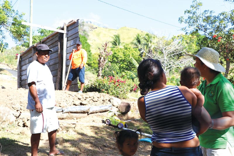 La familia Franco le muestra a la Hna. Heramil donde construirán su nueva casita.