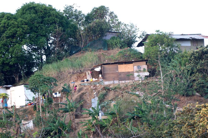 Algunas de las casas en las comunidades donde la Hermana Heramil trabaja con el proyecto de viviendas en Panamá. Ella visita a familias para evaluar las necesidades que tienen.