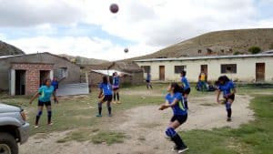 Los valores del Voleibol: El equipo de voleibol femenino de la Escuela San Juan Bosco se calienta justo antes de ganar el campeonato de Tacopaya. (Foto de Juan Gómez) v