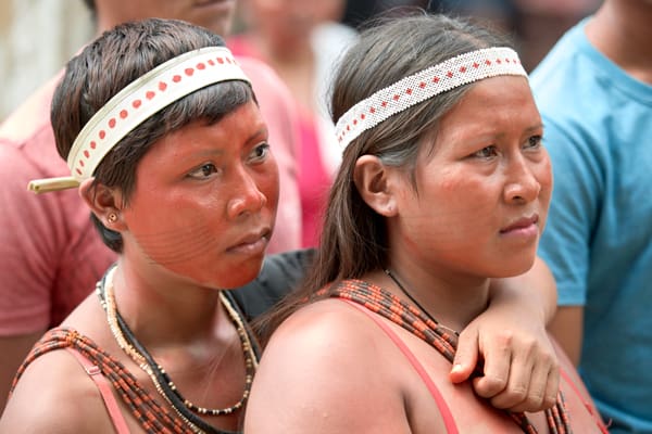 Sínodo Amazónico- Al protestar un plan que limitaría su acceso a la atención médica, mujeres indígenas marchan por las calles de Atalaia do Norte en la región amazónica de Brasil. (CNS / Paul Jeffrey / Brasil)