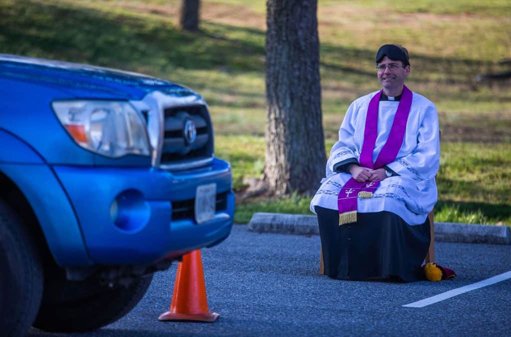Sacerdote comienza a ofrecer confesiones en el estacionamiento de iglesia