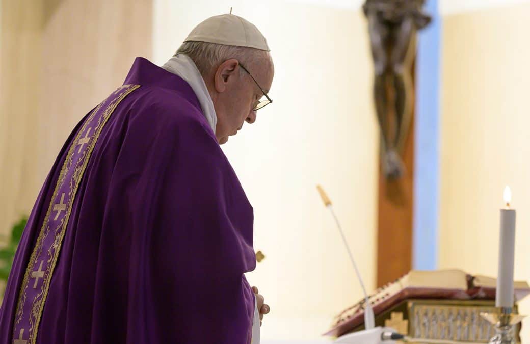 El Papa Francisco reza por personas con dificultades económicas debido a la pandemia
