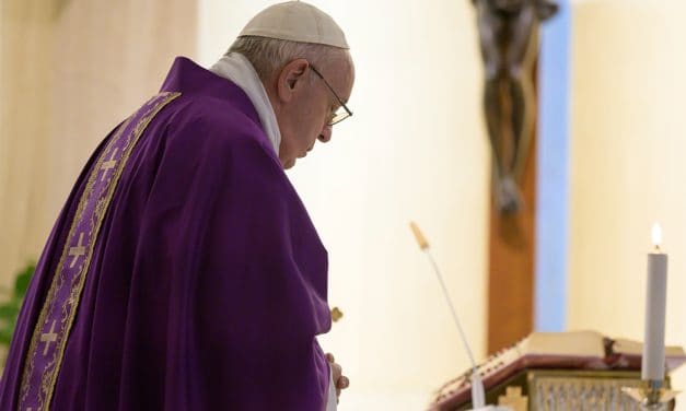 El Papa Francisco reza por personas con dificultades económicas debido a la pandemia