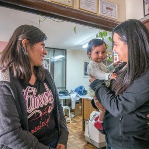 Roxana Mamani con su hija Ailee visita a Marizol Mamani, trabajadora social de Puente de Solidaridad en Cochabamba, Bolivia. (Nile Sprague/ Bolivia)