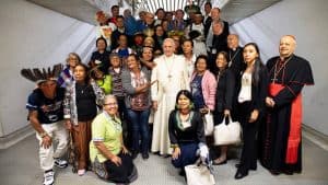 Querida Amazonía: El Papa se encuentra con indígenas de la región amazónica en octubre 2019. La reunión tuvo lugar durante la segunda semana del Sínodo de los Obispos para la Amazonía. (CNS, Vatican Media/Roma)