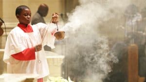 Relatos Mayo 2020: Un servidor del altar usa incienso durante una misa en la iglesia de Notre Dame, Nueva York. (CNS/New York)