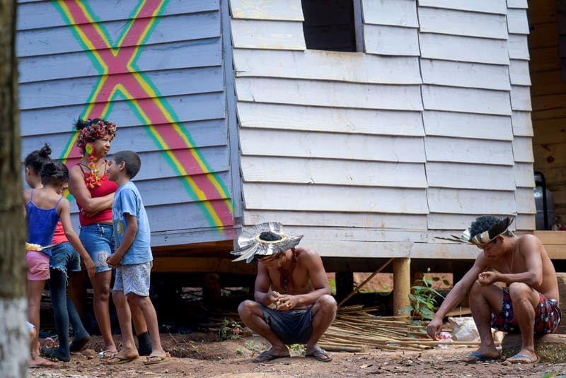 Personas indígenas del grupo étnico Pataxo aparecen en esta foto en Sao Joaquim de Bicas, Brasil, el 25 de marzo de 2020. Mientras que el coronavirus se extiende por Sur América, los líderes de la Iglesia Católica piden urgentemente a gobiernos que protejan a los pueblos indígenas (Foto CNS-Washington Alves, Reuters)