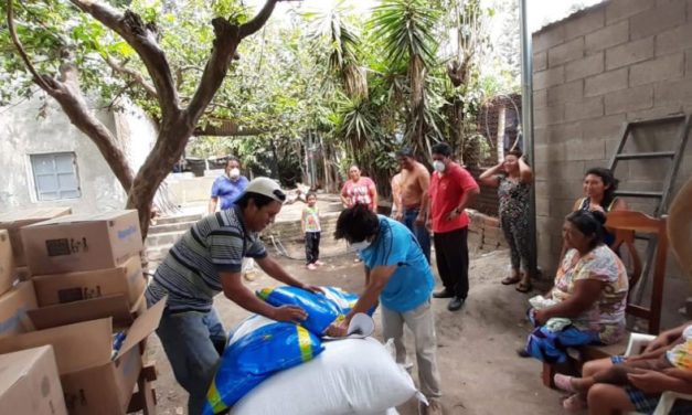 Llevándole alimentos a quienes los necesitan durante la cuarentena en El Salvador