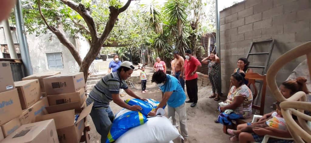 Llevándole alimentos a quienes los necesitan durante la cuarentena en El Salvador