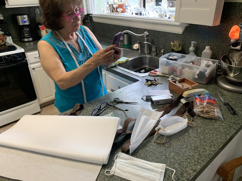 Rosario Gonzales, feligresa de la Iglesia de San Pablo Apóstol, en Houston, Texas, hace máscaras para distribuir a sus amigos y vecinos durante la pandemia. Ella, su hija, yerno y dos nietos se unieron a los seminarios de Maryknoll en abril. (Sergio Rodríguez/Texas)