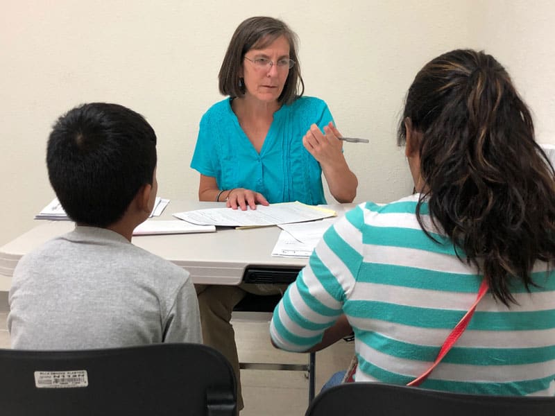 Heidi Cerneka, MKLM, una abogada pro bono para migrantes detenidos a través del Centro de Defensa de Inmigrantes de Las Américas, habla con clientes en El Paso, Texas. (Meinrad Scherer-Emunds / Texas)
